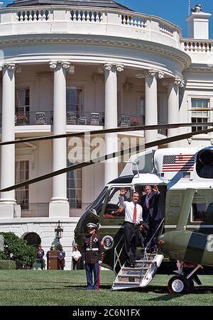 Nach einem South Lawn Nachrichten Konferenz Donnerstag, Sept. 6, 2001, Präsident George W. Bush und der mexikanische Präsident Vicente Fox board Marine One für den kurzen Flug nach Andrews Air Force Base auf dem Weg nach Ohio. Stockfoto