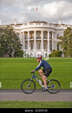 Präsident George W. Bush fährt Fahrrad Nov. 1, 2006, auf der South Lawn des Weißen Hauses. Foto von Eric Draper, mit freundlicher Genehmigung des George W. Bush Presidential Library und Museum Stockfoto