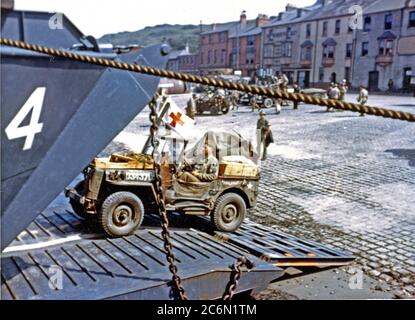 Jeeps in die offenen Türen eines L.C.T. zu einem Hafen in Großbritannien in Vorbereitung auf D-Day angetrieben wird. Stockfoto