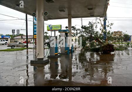 Brownsville, TX, 23. Juli 2008 - MAssive liegendem Baum endet durch starke Winde in einer örtlichen Tankstelle geworfen. Die meisten Tankstellen geschlossen, causig Probleme für Einheimische. Stockfoto