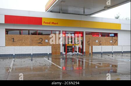 Brownsville, TX, Juli 23,2008 - lokale Tankstellen und convenant speichert board Fenster und Türen und für den Tag geschlossen in Lue von Hurrikan Dolly. Stockfoto