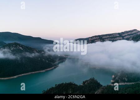 Blick vor der Dämmerung über den Wolken. Stockfoto