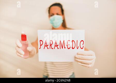 Textzeichen mit Paramedic. Geschäftsfoto zeigt einen Mitarbeiter im Gesundheitswesen, der über ein Fachwissen in der medizinischen Notfallarbeit verfügt und mit s das Gesundheitsbewusstsein fördert Stockfoto