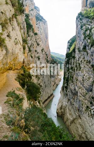 Beeindruckende Aussicht auf eine Schlucht mit einem Fluss im Inneren. Stockfoto