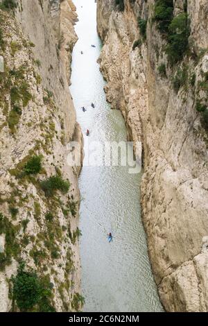 Beeindruckende Aussicht auf eine Schlucht mit einem Fluss im Inneren. Stockfoto