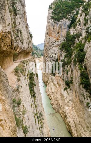 Beeindruckende Aussicht auf eine Schlucht mit einem Fluss im Inneren. Stockfoto