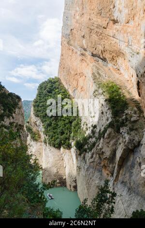 Beeindruckende Aussicht auf eine große Schlucht mit Wasser im Inneren. Stockfoto