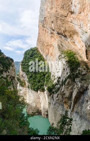 Beeindruckende Aussicht auf eine große Schlucht mit Wasser im Inneren. Stockfoto