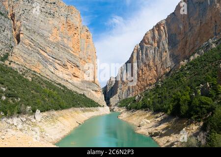 Beeindruckende Aussicht auf eine große Schlucht mit Wasser im Inneren. Stockfoto