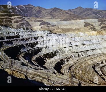 Ansicht des Utah Copper Company Tagebau arbeiten an Carr Gabel, als von der Eisenbahn, Bingham Canyon, Utah - November 1942 gesehen Stockfoto