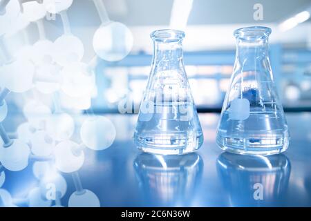 Zwei blaue Wissenschaftsflasche mit molekularer Struktur der Chemie im Hintergrund des blauen Bildungsforschungslabors Stockfoto