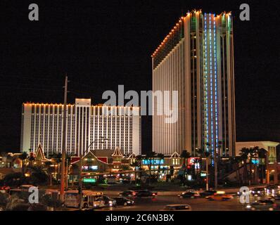 In der Nacht, die beleuchteten Türme der Tropicana Resort & Casino Aufstieg über den Palmen und Spitz, beleuchtete Dächer der Tahitan Hütten, die Einrichtung des Resorts. Stockfoto