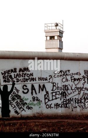 Ein Blick auf "die Mauer", "Die kommunistische trennt - kontrollierte Osten Deutschland aus dem Westen Deutschlands. Graffiti Marken der West-Berliner Seite, während die Ostseite makellos bleibt. Stockfoto