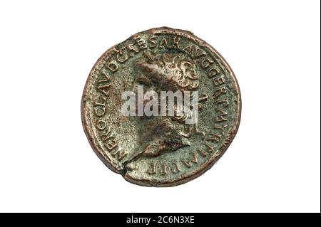 Bronze römische Sestertius Münze des römischen Kaisers Nero AD 54-68 Ausgeschnitten und isoliert auf weißem Hintergrund Stockfoto