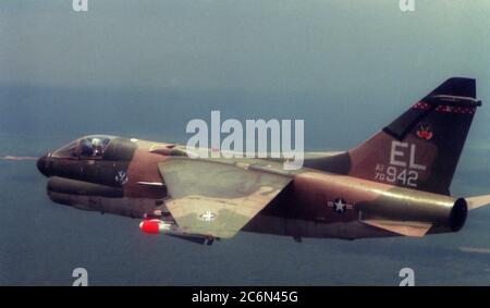 1979 - Ein Luft-zu-Ansicht von der linken Seite der A-7E Corsair II Flugzeuge, bewaffnet mit einer AGM-65W Maverick. Stockfoto