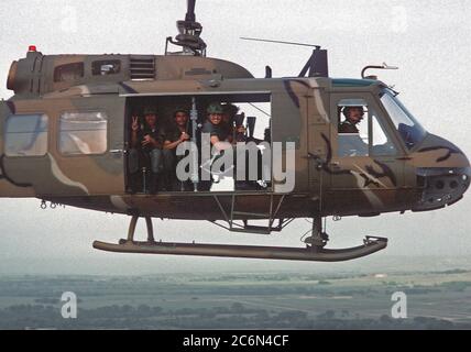 1975 - Ein UH-1 Iroquois Hubschrauber eingesetzt wird US Army Truppen während einer Übung zu transportieren. Stockfoto