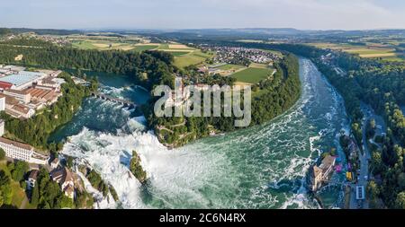 Luftpanorama des Rheinfalls mit Schloss Laufen, Schweiz. Rheinfall ist der größte Wasserfall Europas Stockfoto