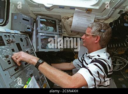 (11-21. Februar 1997) --- Astronaut Steven A. Hawley, der viele Stunden an Bord der Discovery verbrachte und das Remote Manipulator System (RMS) des Shuttles steuernde, beobachtet die Extravehicular Activity (EVA) eines zwei-Mann-Spacewalzers vom Achterdeck der Discovery. Hawley hatte auf der Mission 1990 geflogen, die für den Einsatz der umkreisenden Observatorium war. Stockfoto