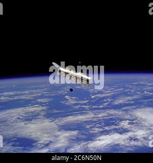 (11-21. Feb. 1997) --- das Hubble Space Telescope (HST) wird während seiner Trennung von der Space Shuttle Discovery an einem Punkt über dem Indischen Ozean gesehen. Die Koordinaten des Bildbereichs liegen bei 90 Grad westlicher Länge und am "Boden der Umlaufbahn", bei 28.5 Grad südlicher Breite, also etwa 1,500 Meilen westlich der australischen Küste. Stockfoto