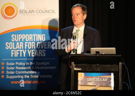 Die Bundesrepublik Opposition Leader Rechnung kürzen spricht auf der Renewable Energy Target-Community-Forum in Ramsgate RSL in Sydney statt. Stockfoto