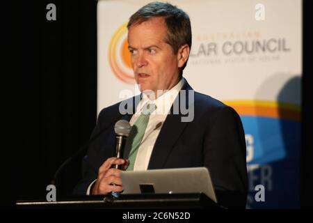 Die Bundesrepublik Opposition Leader Rechnung kürzen spricht auf der Renewable Energy Target-Community-Forum in Ramsgate RSL in Sydney statt. Stockfoto