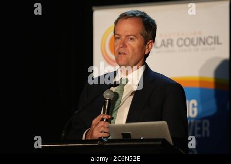 Die Bundesrepublik Opposition Leader Rechnung kürzen spricht auf der Renewable Energy Target-Community-Forum in Ramsgate RSL in Sydney statt. Stockfoto