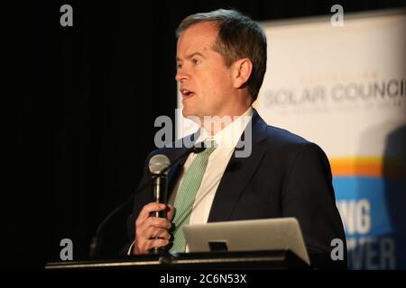 Die Bundesrepublik Opposition Leader Rechnung kürzen spricht auf der Renewable Energy Target-Community-Forum in Ramsgate RSL in Sydney statt. Stockfoto