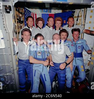 (15-24. Mai 1997) --- Schiffsmitarbeiter von mir-23 und STS-84 versammeln sich an Bord des Spacehab Double Module zu einem Gruppenportrait, da sie einen Rekord (zehn) für die Anzahl der Personen an Bord eines einzelnen Raumschiffs auf einmal binden. Es sind (von links vorne) Jerry M. Linenger, Vasili V. Tsibliyev, Charles J. Precourt, Aleksandr I. Lazutkin und C. Michael Foale. Auf der hinteren Reihe, von links, sind Edward T. Lu, Eileen M. Collins, Jean-Francois Clervoy, Elena V. Kondakova und Carlos I. Noriega. Stockfoto