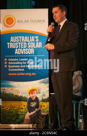 Der Umweltminister der Opposition, Mark Butler, spricht beim Sydney Save Solar Forum. Stockfoto