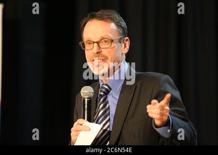 John Kaye, Abgeordneter der Grünen im NSW-Parlament, spricht beim Sydney Save Solar Forum. Stockfoto
