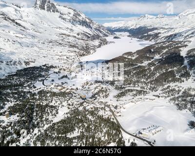 Luftaufnahme per Drohne über das Engadiner Tal mit Skigebieten St. Moritz Seen und Maloja, Schweizer Alpen, Schweiz Stockfoto