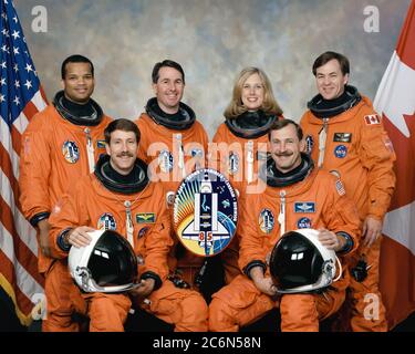 (Mai 1997) --- fünf NASA-Astronauten und ein kanadischer Nutzlastspezialist halten von ihrem Trainingsplan inne, um für das traditionelle Crew-Portrait für ihre Mission zu posieren. Vorne sind die Astronauten Curtis L. Brown, Jr. (rechts), Missionskommandant, und Kent V. Rominger, Pilot. Auf der hinteren Reihe, von links, sind die Astronauten Robert L. Curbeam, Jr., Stephen K. Robinson und N. Jan Davis, alle Missionsspezialisten, zusammen mit der Canadian Space Agency (CSA) Nutzlast-Spezialist Bjarni Tryggvason. Stockfoto