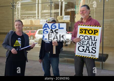 Stoppen Sie Coal Seam Gas Demonstranten vor dem Hauptbüro der AGL in der Miller Street 101, North Sydney. Die Öffentlichkeit konnte eine Petition unterschreiben. Stockfoto