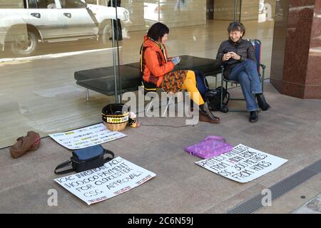 Knitting nannas against Coal Seam Gas outside the AGL Head Office at 101 Miller Street, North Sydney. Stockfoto