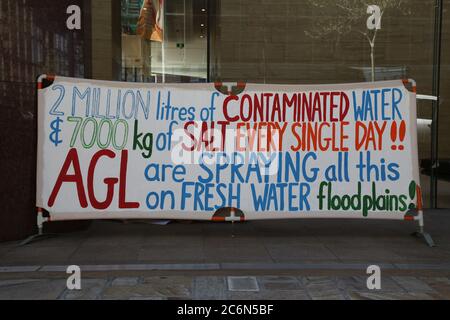 Ein Banner über kontaminiertes Wasser beim Protest gegen Kohlenseam Gas vor dem Hauptbüro der AGL in der Miller Street 101, North Sydney. Stockfoto