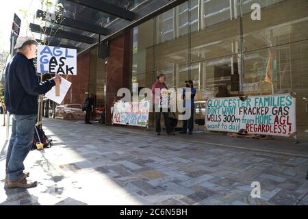 Demonstranten mit Schildern gegen Kohlenaht Gas und Fracking in Gloucester vor dem Hauptbüro der AGL in der 101 Miller Street, North Sydney. Stockfoto