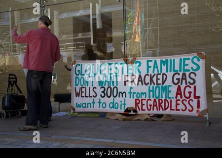 Demonstranten mit Schildern gegen Kohlenaht Gas und Fracking in Gloucester vor dem Hauptbüro der AGL in der 101 Miller Street, North Sydney. Stockfoto