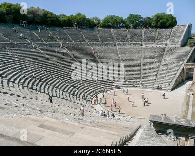 Epidavros, Griechenland - 10. Mai 2009: Der Steinamphiteater in Epidaurus, Griechenland. Es ist eines der besten Beispiele der antiken griechischen Architektur. Stockfoto