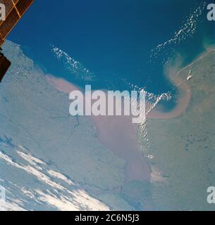 (22-31. Januar 1998) --- Dieses schräge Bild von Argentinien und anderen Teilen Südamerikas wurde mit einer 70mm-Handkamera des erdumkreisenden Raumshuttles Endeavour fotografiert. Wenn man nach Westen über den Kontinent blickt, ist Norden in Richtung der oberen rechten Ecke und der Atlantik im Vordergrund. Rio de la Plata im Zentrum (Zusammenfluss von Rio Uruguay und Rio Parana) zeigt eine Sedimentwolke, die durch die Entwässerung des El Niño Regenaufhangs in den Andenausläufern erzeugt wird. Die Sedimentwolke ist möglicherweise umfangreicher als üblich und erstreckt sich entlang der Küste und aus der Bucht nach links (Süden Stockfoto