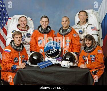 (November 1998) --- fünf NASA-Astronauten und ein russischer Kosmonaut, der für den Start im Dezember 1998 vorgesehen ist, nehmen sich von ihrem vielbeschäftigten Trainingsprogramm eine Auszeit für ein Mannschaftsporträt. Vorne sitzen Sergej K. Krikalev, ein Missionsspezialist der russischen Weltraumorganisation (RSA), und Astronaut Nancy J. Currie, Missionsspezialistin. Im Heck, von links, sind die Astronauten Jerry L. Ross, Missionsspezialist; Robert D. Cabana, Missionskomandant; Frederick W. Sturckow, Pilot; und James H. Newman, Missionsspezialist. Stockfoto