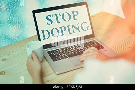 Handschrift Text Schreiben Stopp Doping. Konzeptionelle Foto beenden die Verwendung von verbotenen athletischen Leistungenverbessernde Drogen moderne Gadgets mit weißem Display sc Stockfoto