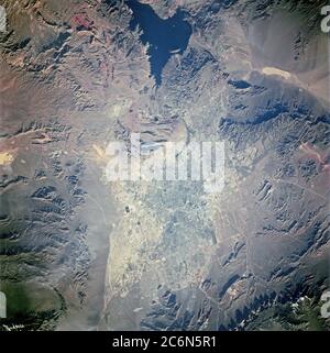 (17. April - 3. Mai 1998) --- EINE 70mm-Ansicht der Las Vegas, Nevada Gegend, einschließlich der westlichsten Spitze des Lake Mead. Stockfoto
