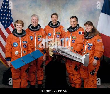 (September 1998) --- die fünf Astronauten, die Anfang nächsten Jahres für die STS-93-Mission an Bord des Space Shuttle Columbia fliegen, stellen mit einem kleinen Modell ihrer primären Nutzlast - der Advanced X-ray Astrophysics Facility (AXAF) - dar. Von links sind die Astronauten Eileen M. Collins, Missionskommandant; Steven A. Hawley, Missionsspezialist; Jeffrey S. Ashby, Pilot; Michel Tognini und Catherine G. Coleman, beide Missionsspezialisten. Tognini vertritt das Centre National d'Etudes Spatiales (CNES) in Frankreich. Stockfoto