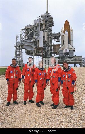 (24. Juni 1999) --- mit dem Space Shuttle Columbia auf dem Startpad 39B im Hintergrund posieren die STS-93-Crew-Mitglieder während einer Trainingspause im Kennedy Space Center (KSC) für ein Foto. Von links sind die Astronauten Michel Tognini, Jeffrey S. Ashby, Eileen M. Collins, Steven A. Hawley und Catherine G. Coleman. Stockfoto