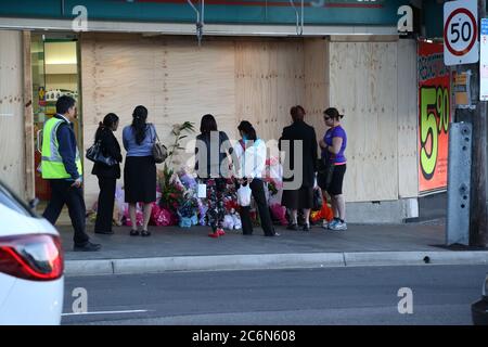 Die Menschen betrachten die Blumengebete, die vor den O’Reilly & Daly Chemikern bei der Railway Parade in Kogarah im Süden Sydneys in Erinnerung an die 16-jährige Ane gelegt wurden Stockfoto