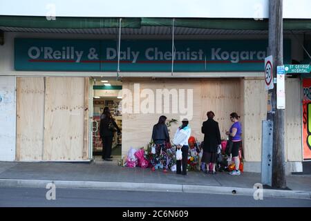 Die Menschen betrachten die Blumengebete, die vor den O’Reilly & Daly Chemikern bei der Railway Parade in Kogarah im Süden Sydneys in Erinnerung an die 16-jährige Ane gelegt wurden Stockfoto