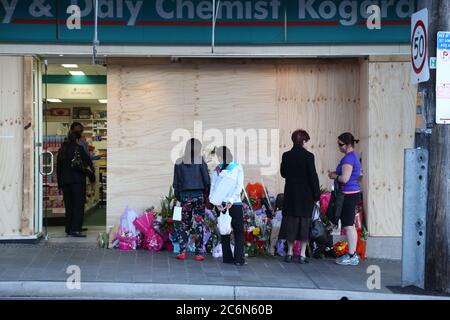 Die Menschen betrachten die Blumengebete, die vor den O’Reilly & Daly Chemikern bei der Railway Parade in Kogarah im Süden Sydneys in Erinnerung an die 16-jährige Ane gelegt wurden Stockfoto