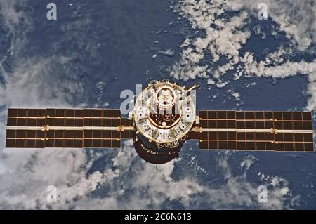 (3. Juni 1999) --- EIN STS-96-Besatzungsmitglied an Bord von Discovery, das eine 35mm-Kamera annahm, nahm dieses Bild der Internationalen Raumstation (ISS) während eines Rundflugs nach der Trennung der beiden Raumfahrzeuge auf. Stockfoto