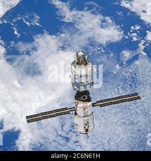 (3. Juni 1999) --- EIN STS-96-Besatzungsmitglied an Bord der Discovery, das eine 70mm-Kamera anhatte, nahm dieses Bild der Internationalen Raumstation (ISS) während eines Rundflugs nach der Trennung der beiden Raumfahrzeuge auf. Stockfoto