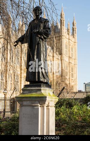 Statue der Emmeline Pankhurst vor dem Palast von Westminster, Victoria Tower Gardens, London, Großbritannien Stockfoto